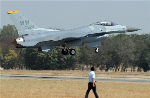 Máy bay tiêm kích hạng nhẹ đa chức năng thế hệ thứ tư F-16 của Mỹ tại cuộc triển lãm hàng không vũ trụ quốc tế lần thứ chín Aero India 2013. Bangalore, Ấn Độ.